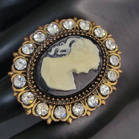Womens Gold Tone Carved Cameo Ring With Crystal Halo Metal Accents Size 7 - Picture 2 of 6
